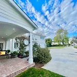 New Charming Spacious Disneyland Pool Home